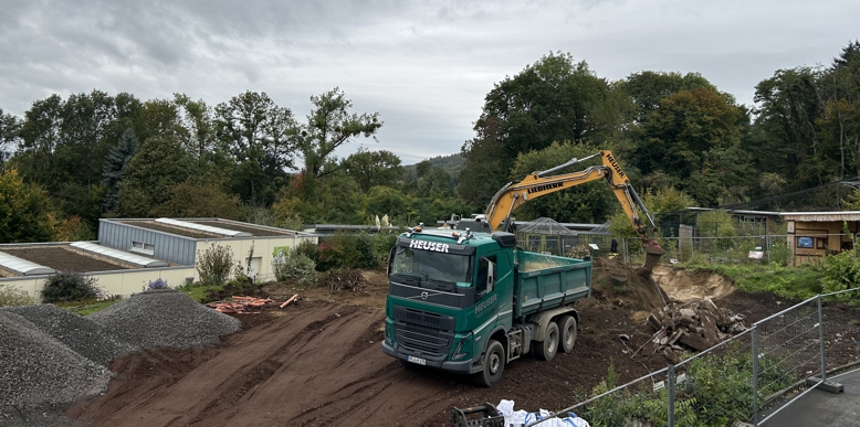 Baustelle Restaurant 06.10.25 Ein Bagger und ein Kipplaster stehen auf der Baufläche, auf der das neue Zoorestaurant entstehen soll