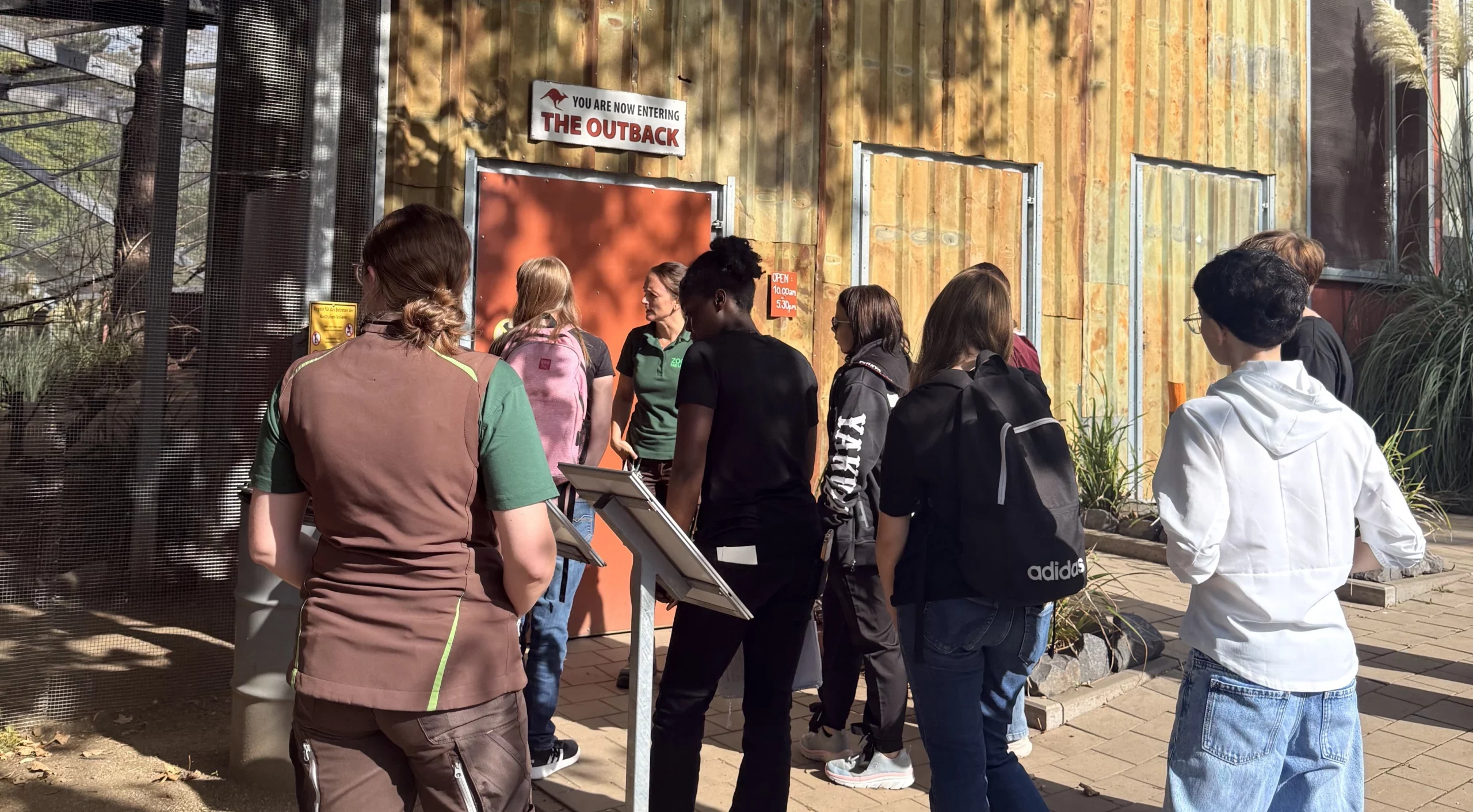 Teilnehmer Azubi-Day vor begehbare Australien Voliere im Zoo Neuwied